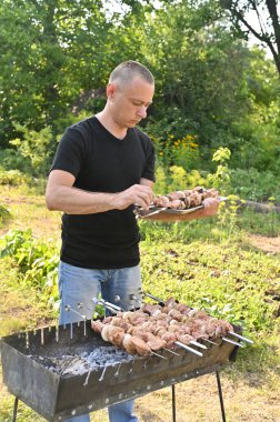 Şiş kebap ızgaraya konur..