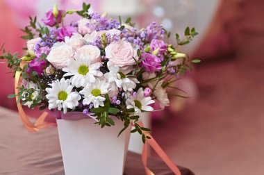 Kompozisyon, saksıdaki bir buket çiçek. yakın plan