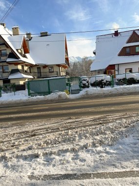 Zakopane, Polonya kışın. Dikey fotoğraf. Çok fazla kar var.