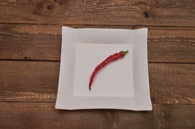 Bir tabakta acı kırmızı biber. 