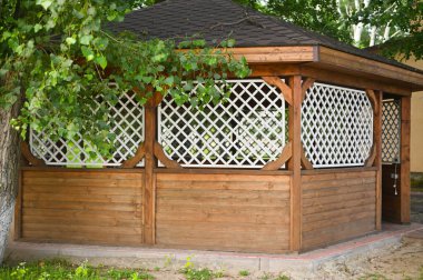 Güzel ahşap çardak. Rahatlamak için büyük, rahat bir çardak.