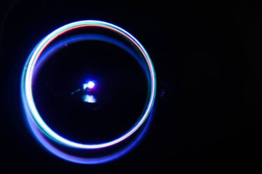 Mavi dairelerin soyut arka planı. Parlayan pembe neon çizgiler