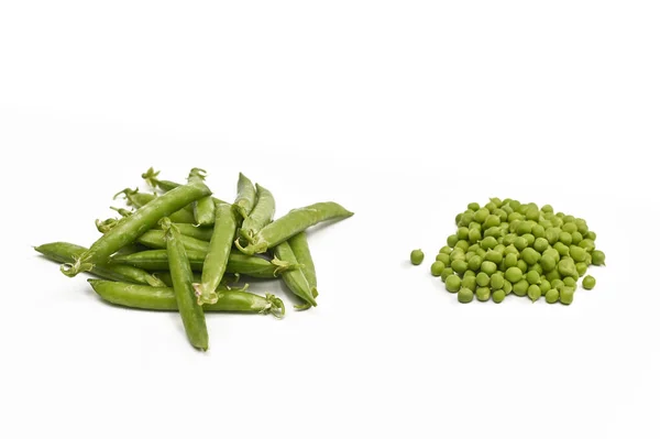 Куча Очищенного Гороха Белом Фоне Стручки Свежего Гороха Изолированные — стоковое фото