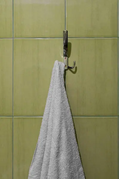 Полотенце Висит Вешалке Ванной Комнате Зеленой Плиткой — стоковое фото