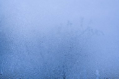 Sis dolu ıslak cam. desenli mavi arkaplan yoğunlaşması. 