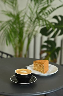 Sütlü sütlü sütlü sütlü kahve ve kek..