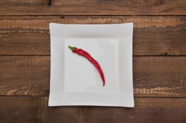 beyaz tabakta acı biber. konsept