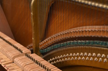 Piyano parçalandı. Seçici odaklanma. yakın plan