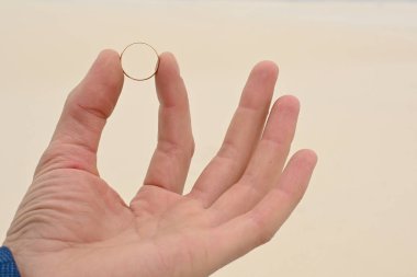 Adamın elinde gelin için altın bir yüzük. yakın plan