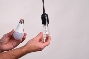 Adam lambayı değiştiriyor. Konsept