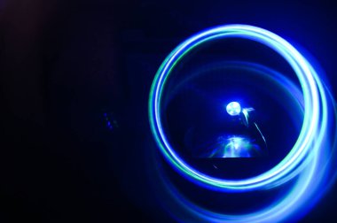 Mavi dairelerin soyut arka planı. Parlak pembe çizgiler