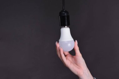 Evdeki lambanın ampulünü değiştirmek