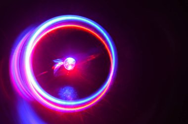 Soyut arka plan çemberleri. Koyu arkaplanda parlak pembe çizgiler