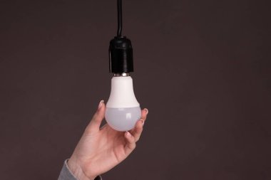 Evdeki lambanın ampulünü değiştirmek