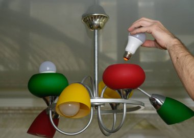 Avizedeki ampulü değiştiriyorum. LED lamba.