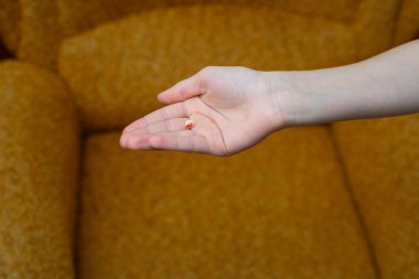 Çocuğun dişi düşmüştü. Bir çocuğun elindeki diş.