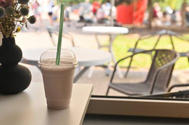 Masadaki bardakta bir milkshake.