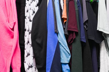 Giysiler dolapta asılı.