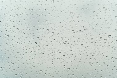 Arka plan camdaki büyük damlalar. seçici odaklanma