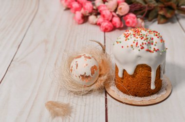 Paskalya yumurtası ve pastası. konsept