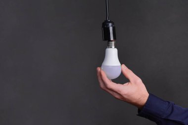 Adamın elinde LED lamba