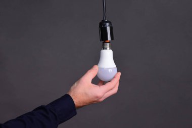 Bir LED lamba kurulumu