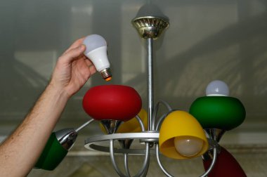 Avizedeki ampulü değiştiriyorum. LED lamba.