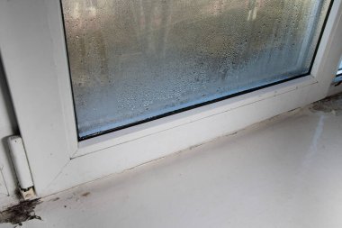 Yüksek nem nedeniyle ıslak pencere camı. yoğunlaştır. 