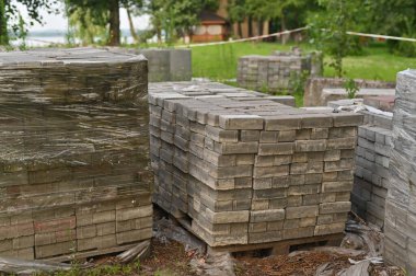 Paketlenmiş tuğlalar. Onarım ve inşaat malzemeleri kavramı