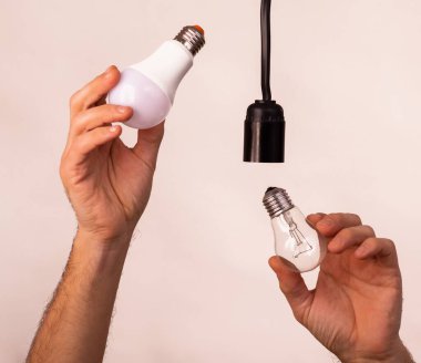 Eski bir lambayı enerji tasarruflu bir lambayla değiştirmek