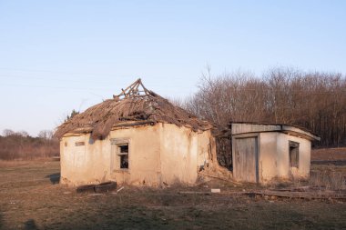 Eski kil terk edilmiş ev yıkıldı. Eski terk edilmiş ev