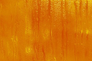 Defocus soyut dokulu sarı bir arka plandır. ıslak cam