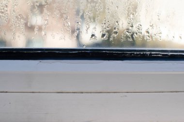 Plastik pencerenin ıslak camı. artan nem oranı.