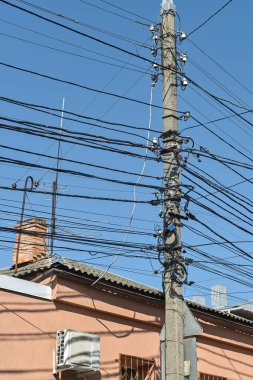 Direkteki elektrik kabloları, elektrik direğindeki kablolar ve kablolar. dikey