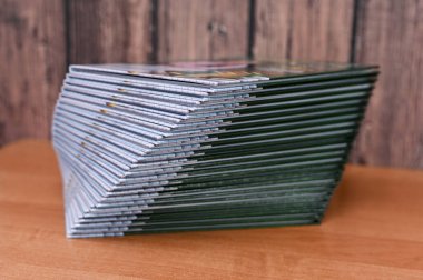 Fotoğraf kitapları istiflenmiş.