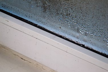 Plastik bir pencerede yoğunlaşma.