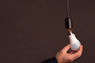 LED ampul elinde. konsept 