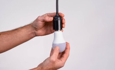 Lambayı lambalarla değiştirmek. beyaz arkaplan