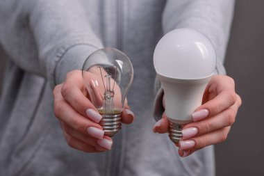 parlak bir ampul ve bir LED lamba..