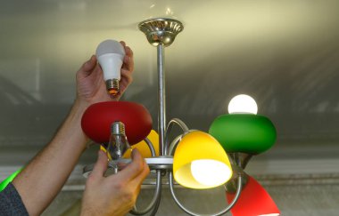Yanardöner bir ampulü enerji tasarruflu bir LED lambayla değiştirmek