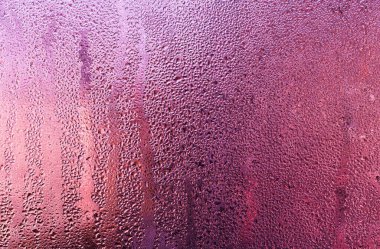 Islak cam. Bardağa bir damla su. mor arkaplan