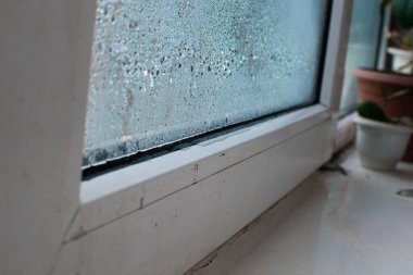 Pencere camında su var. artan nem oranı
