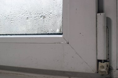 Sis kaplı pencere. Pencere camına damlatıyor