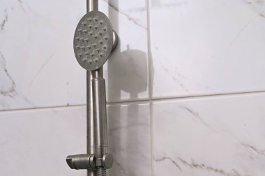 Duş eklentisi banyoya monte edilmiş.