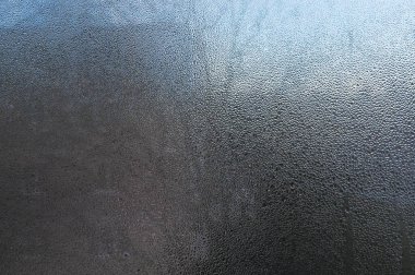 Pencere camına damlatıyor. Camdaki buğulanma