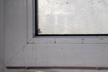 Pencereye su damlaları.