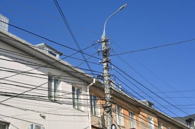 Elektrik direğindeki kablolar ve kablolar. kaos