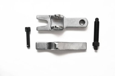 Taşak taşıyıcı söküldü. Beyaz bir arkaplanda izole et. araba servisi için bir araçName.