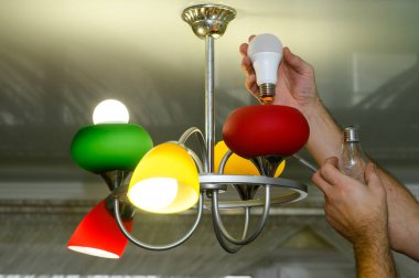 Parlayan bir ampulü lambanın içinde LED bir lambayla değiştirmek