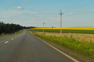 Kır yolu ve arazi manzarası